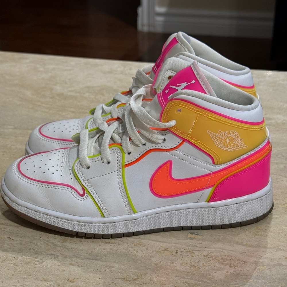 Air Jordan 1 Mid Edge Glow – Size 4Y / Women’s 6